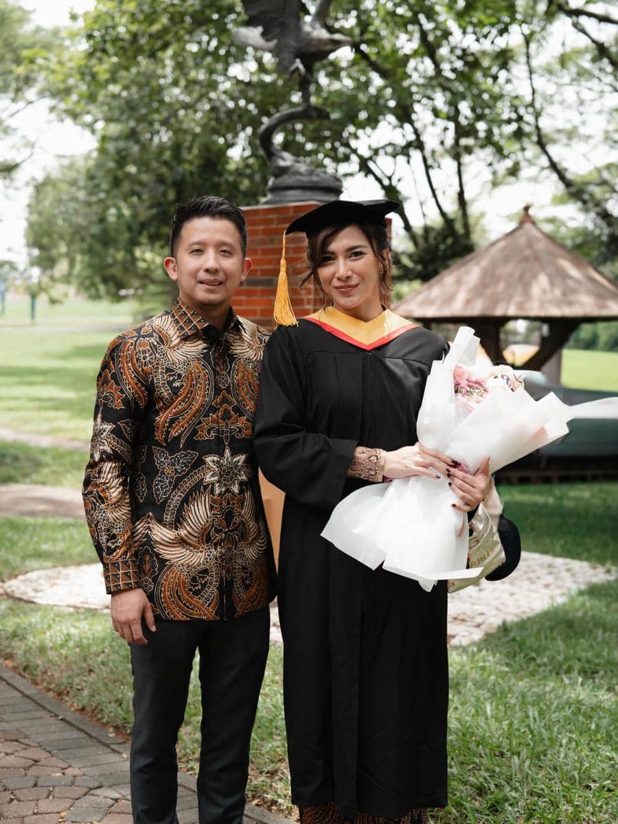 Dita Fakhrana Wisuda S1 (instagram.com/fakhranaaa)