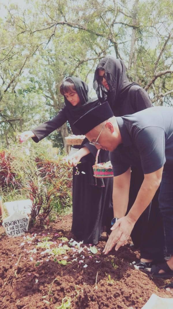 momen pemakaman ayah Marshanda (instagram.com/marshanda99)