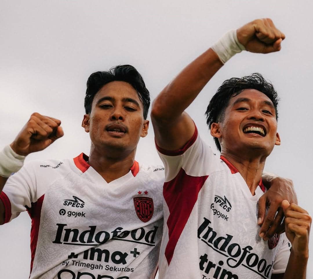 Kadek Agung (kanan) melakukan selebrasi usai mencetak gol.