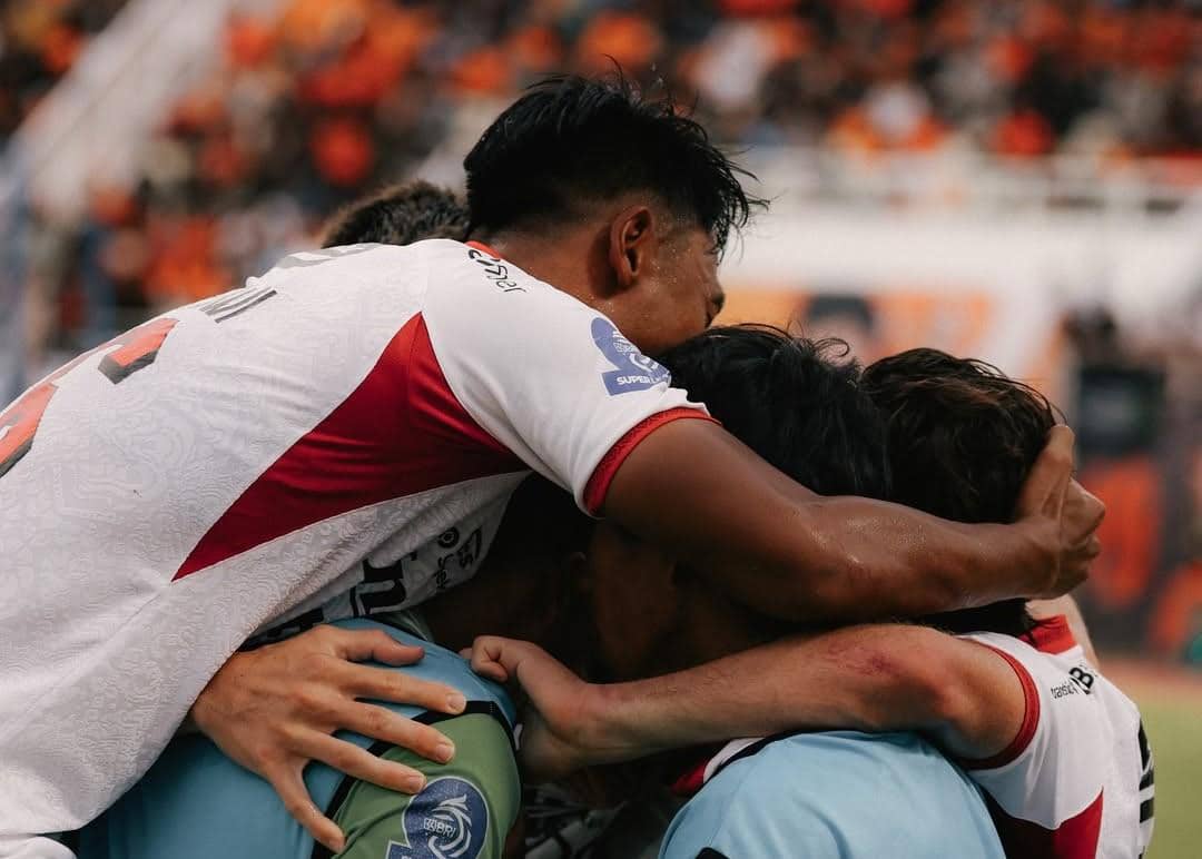 Pemain Bali United melakukan selebrasi usai mencetak gol.