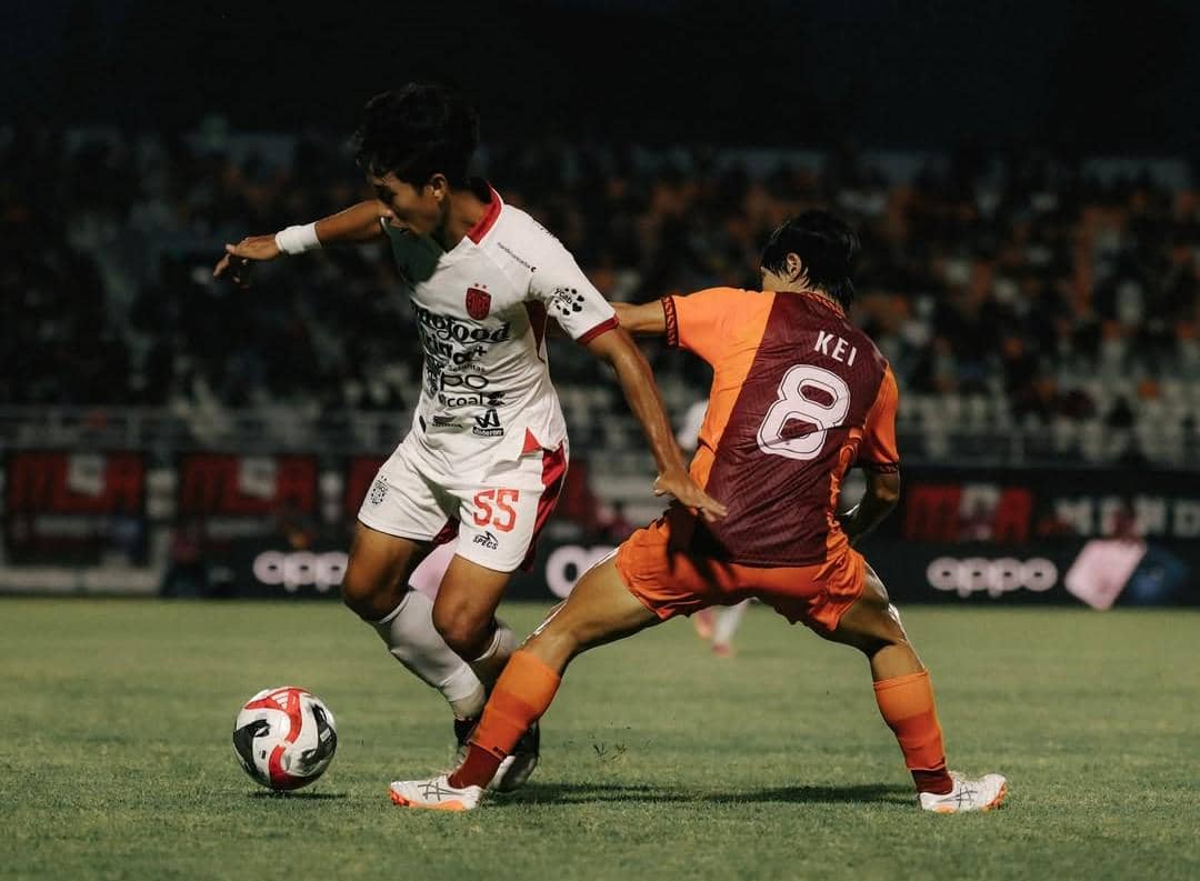 Pemain Bali United (putih) dijaga ketat pemain Borneo FC. 