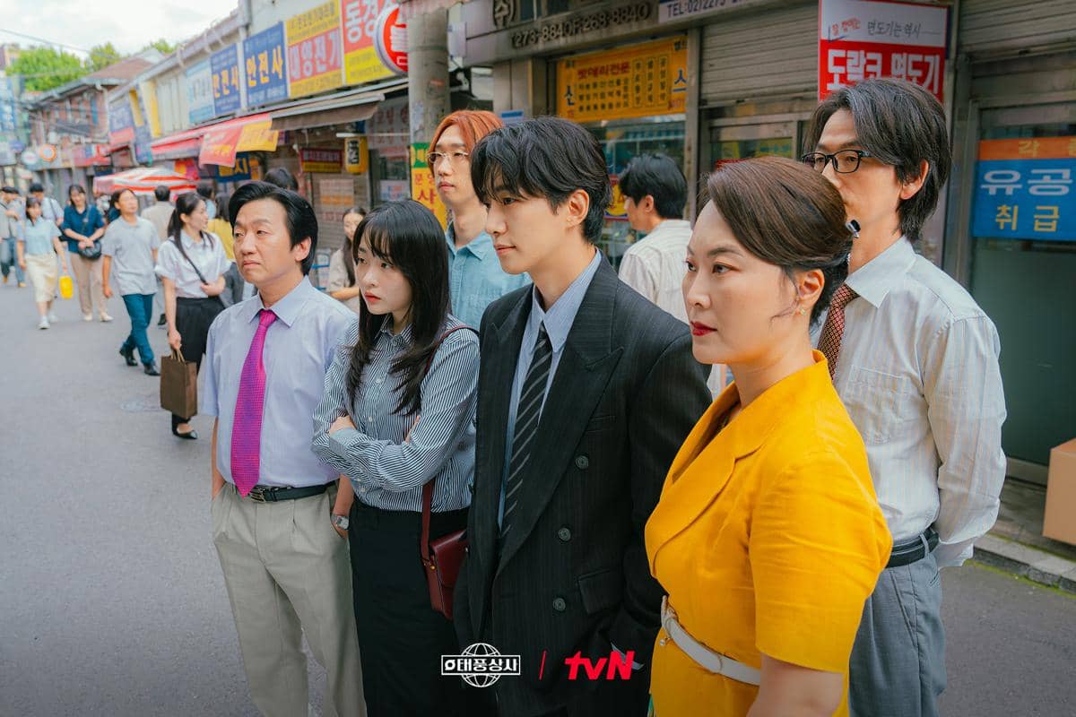 cuplikan drama Typhoon Family