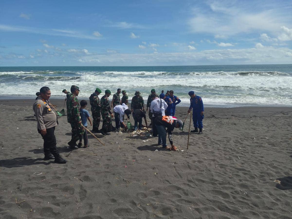 Kegiatan bersih Pantai di Pantai Cangkring Kabupaten Bantul. (IDN Times/Daruwaskita)