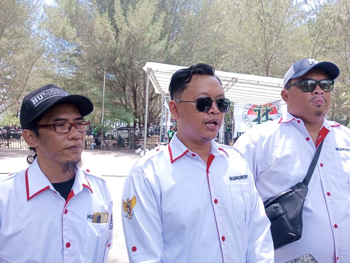 ‎Ketua Panitia Hari Ulang Tahun ke-37 Ormas Humoriez Indonesia, Lilik Hadi Utomo (tengah).(IDN Times/Daruwaskita)