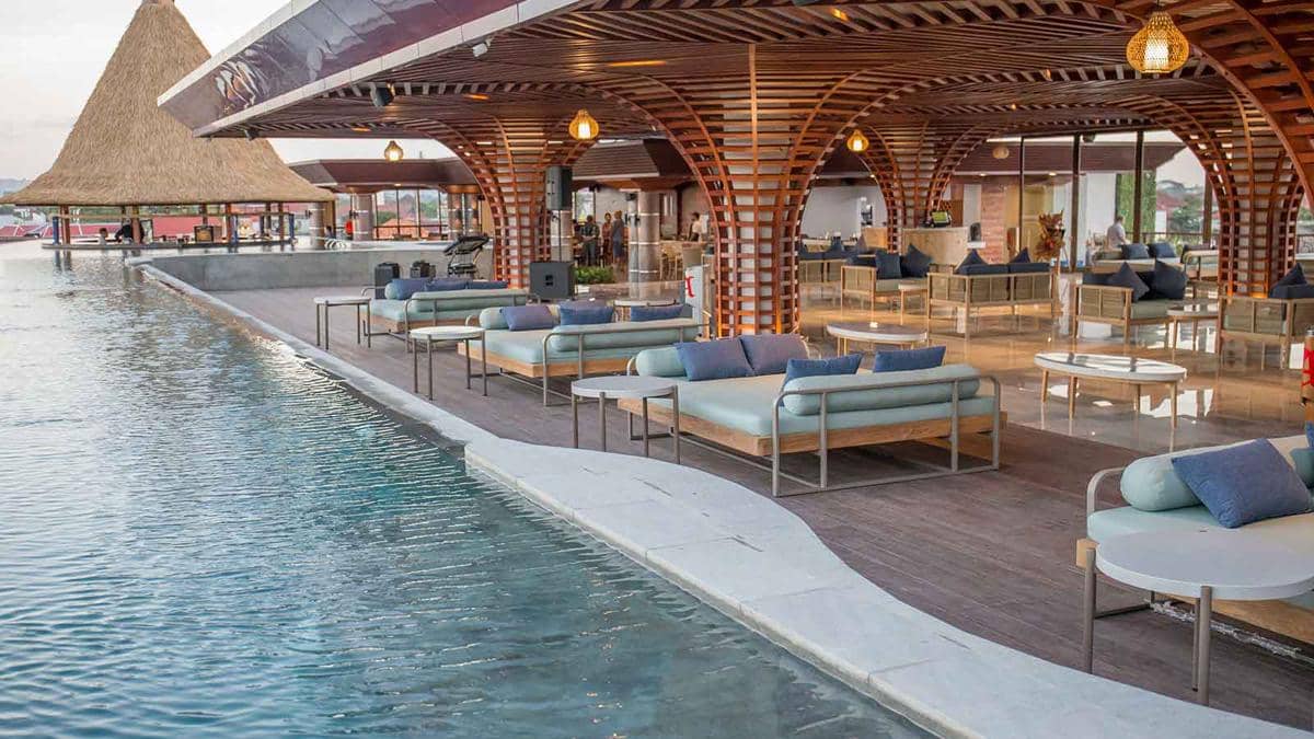 Lokasi rooftop Krisna Oleh-oleh yang dilengkapi kolam renang.