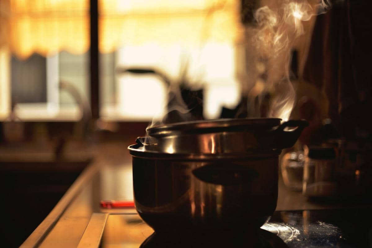 ilustrasi mengukus ubi jalar