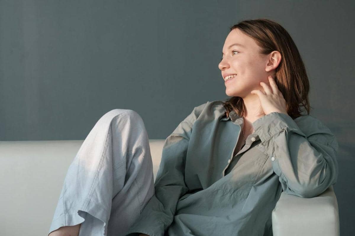 Wanita duduk di kursi.