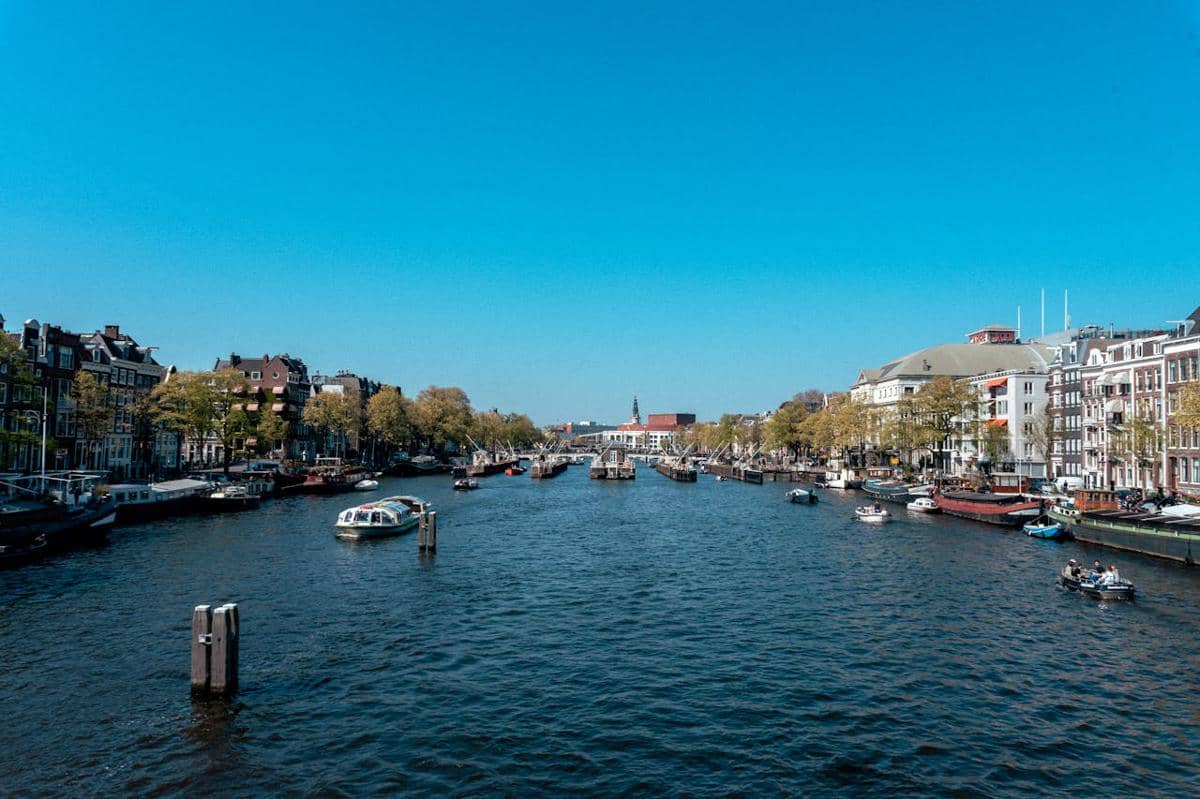 Sungai Amstel yang mengalir melalui pusat kota Amsterdam, Belanda