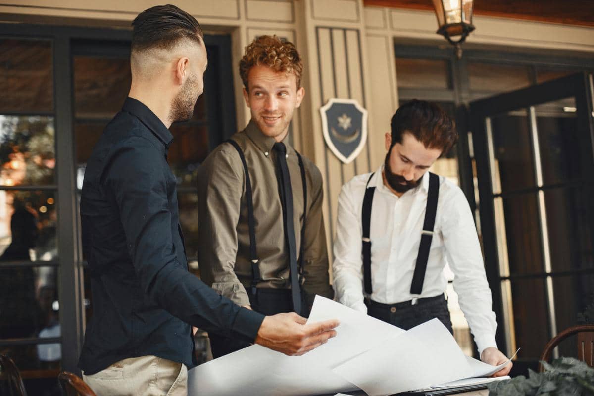 Surveyor melakukan pengecekan