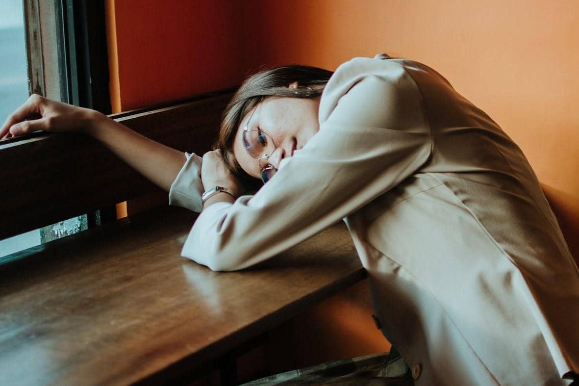 Wanita sedang kelelahan.