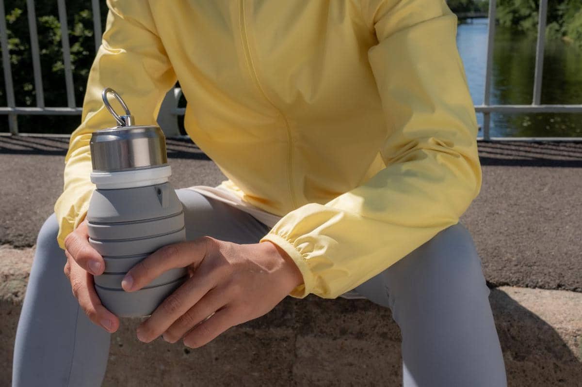 ilustrasi tumbler dengan handle