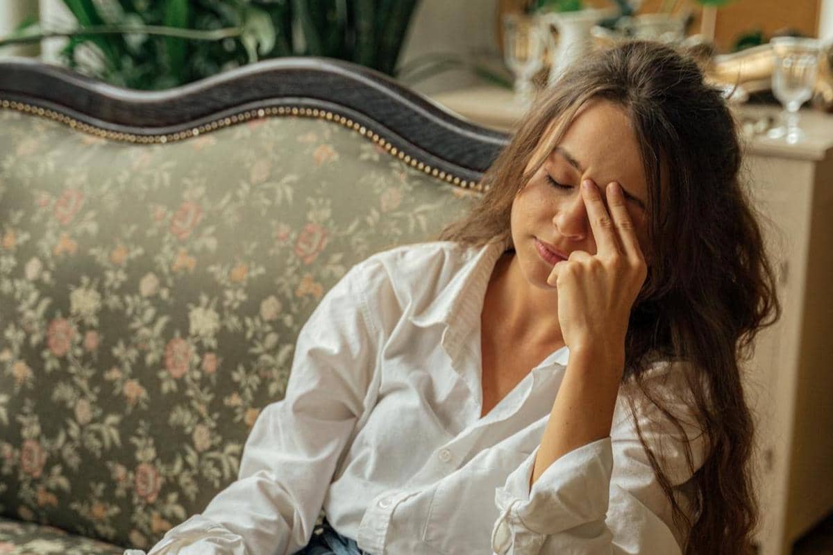 Perempuan sedang duduk di kursi.