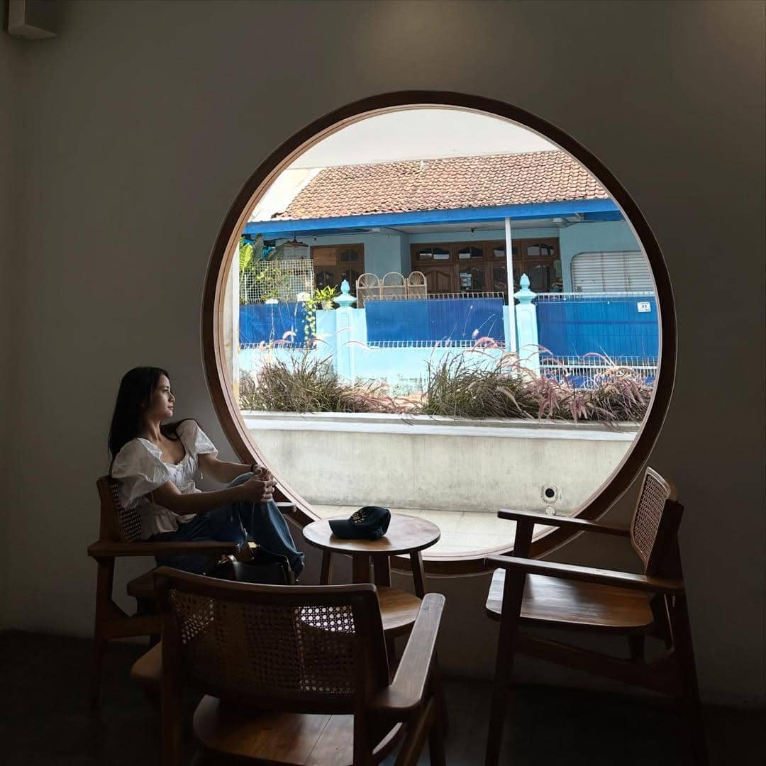 potret Acha Septriasa di Lunaria Coffee, Yogyakarta