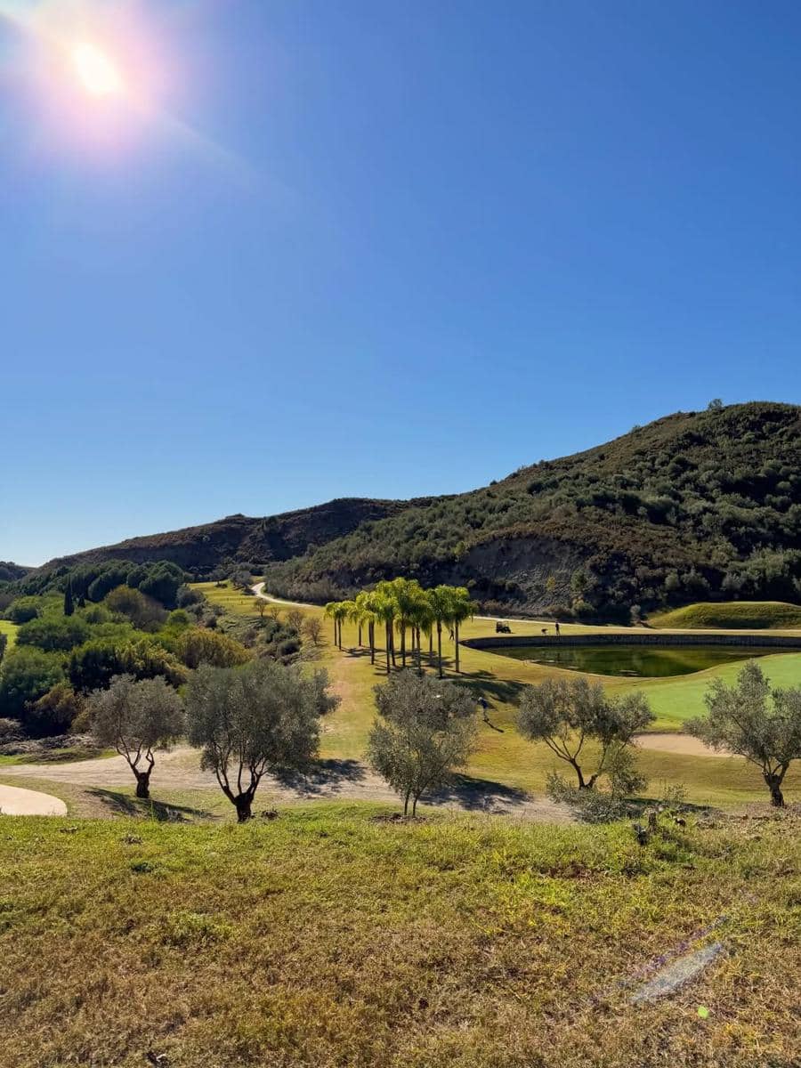 Shandy Aulia main golf di Kota Cádiz, Spanyol