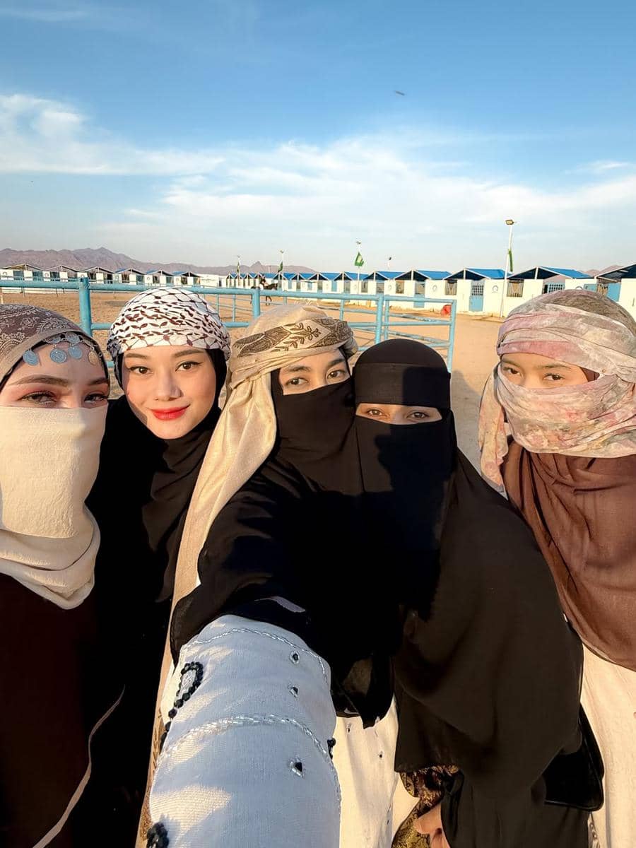 Anisa Rahma berkuda saat di Madinah.