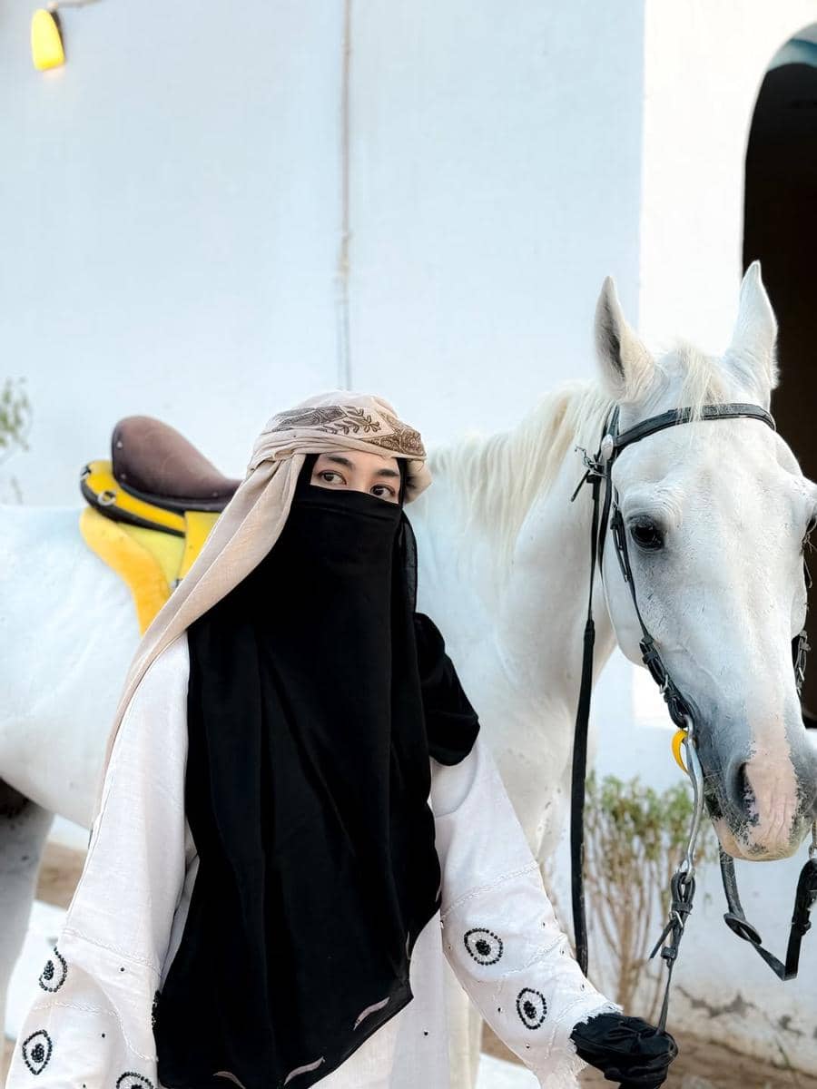 Anisa Rahma berkuda saat di Madinah.