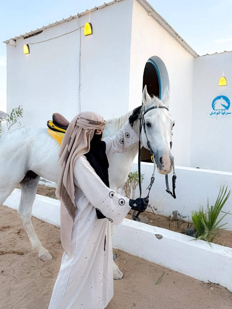 Anisa Rahma berkuda saat di Madinah.