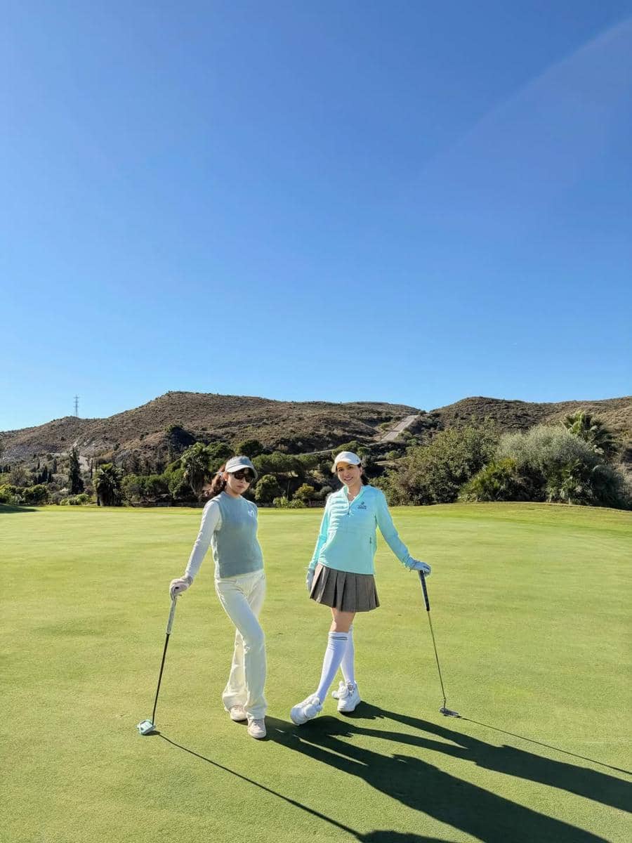 Shandy Aulia main golf di Kota Cádiz, Spanyol