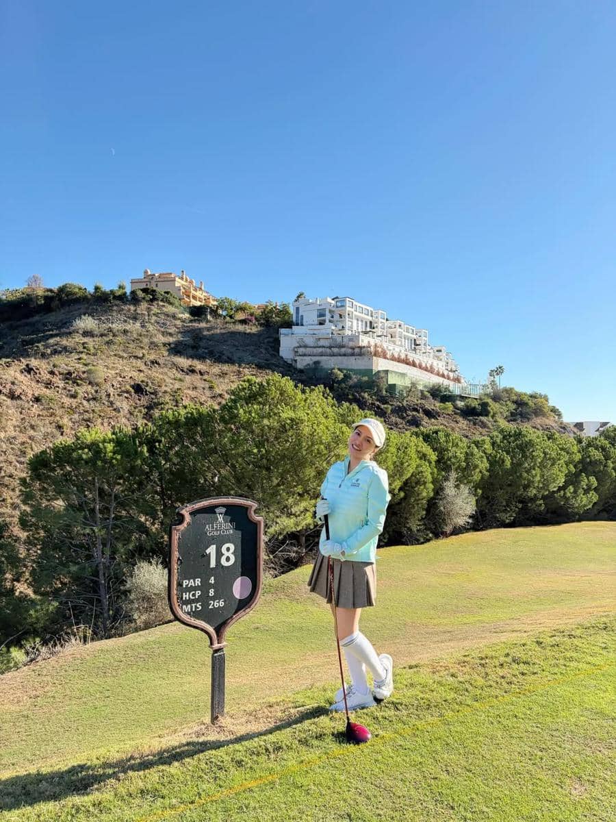 Shandy Aulia main golf di Kota Cádiz, Spanyol