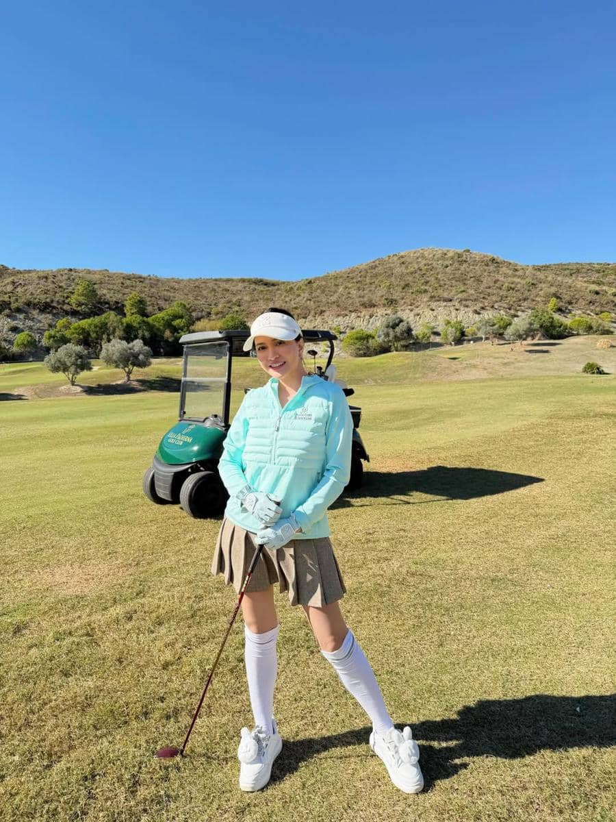 Shandy Aulia main golf di Kota Cádiz, Spanyol