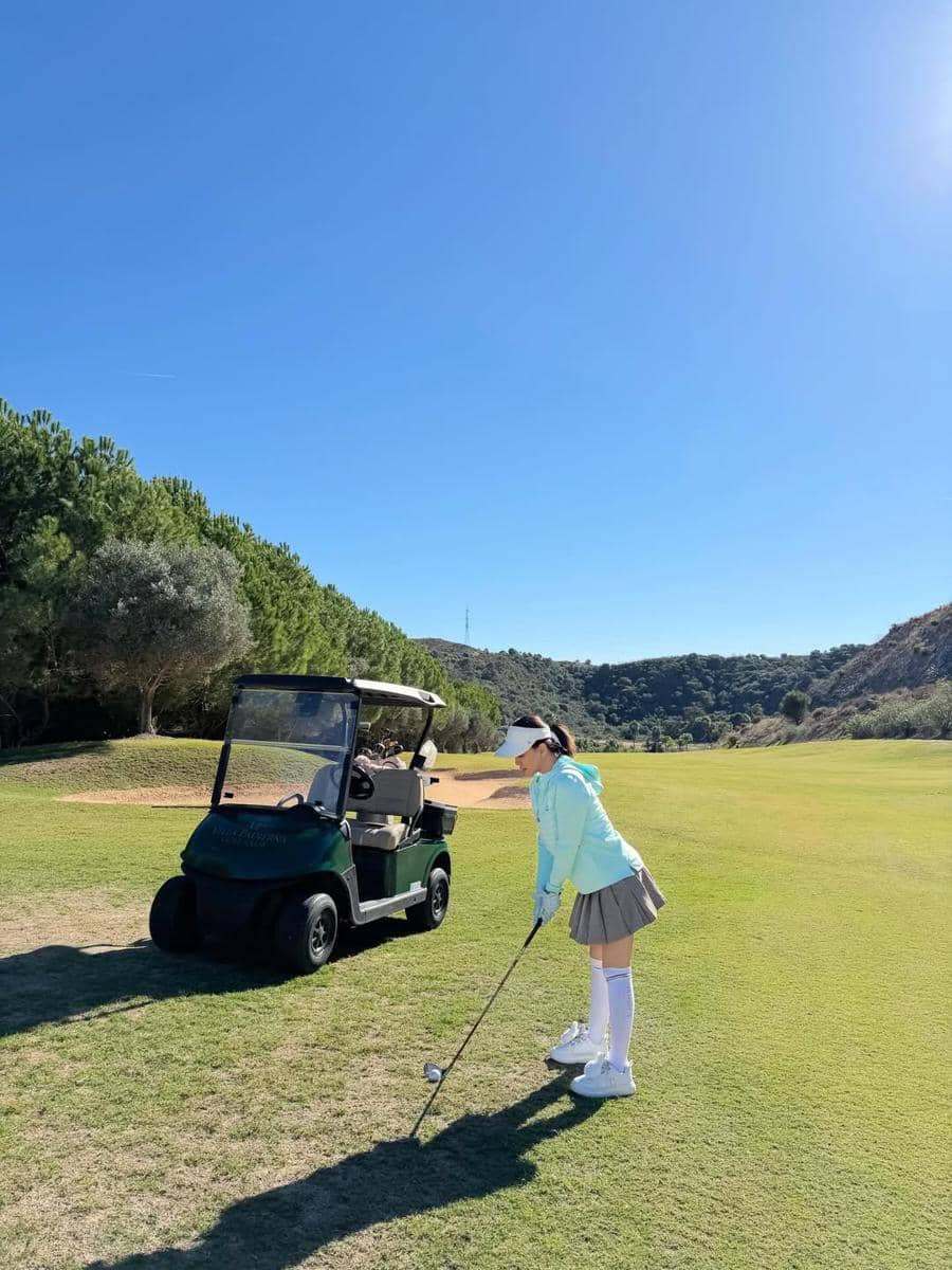 Shandy Aulia main golf di Kota Cádiz, Spanyol