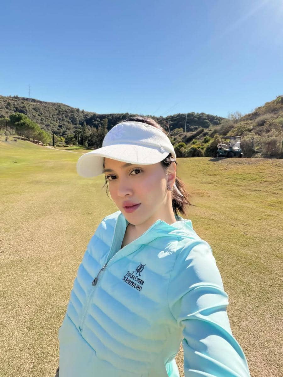 Shandy Aulia main golf di Kota Cádiz, Spanyol