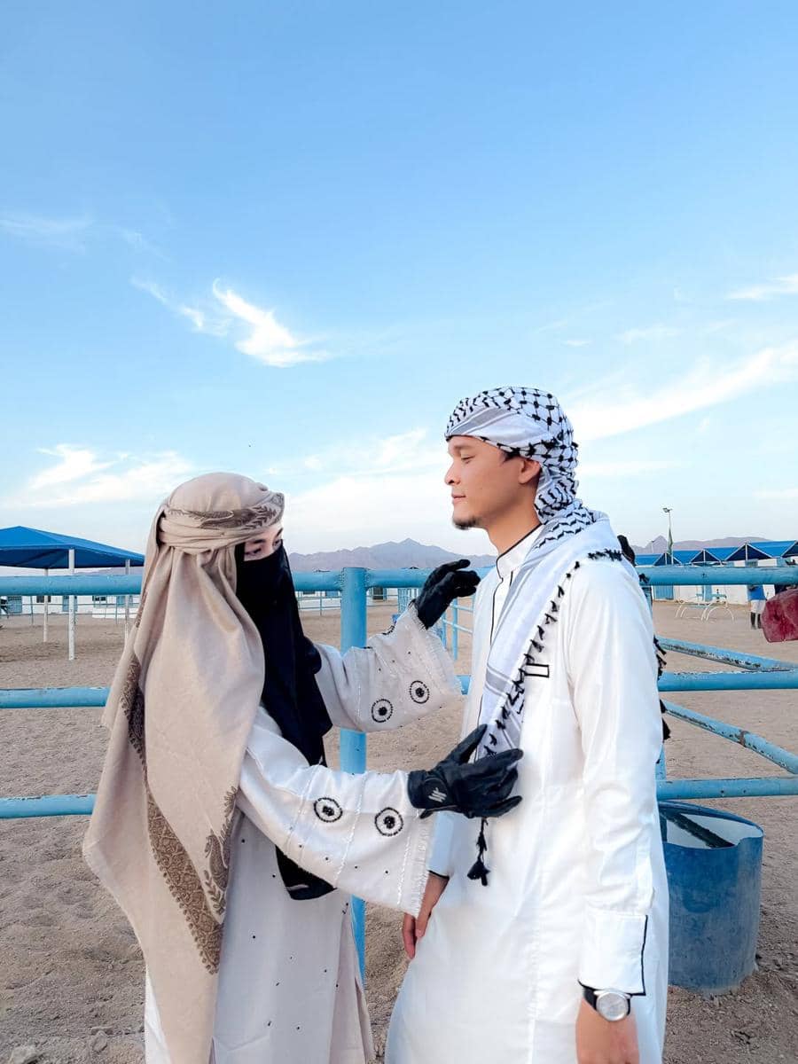 Anisa Rahma berkuda saat di Madinah.