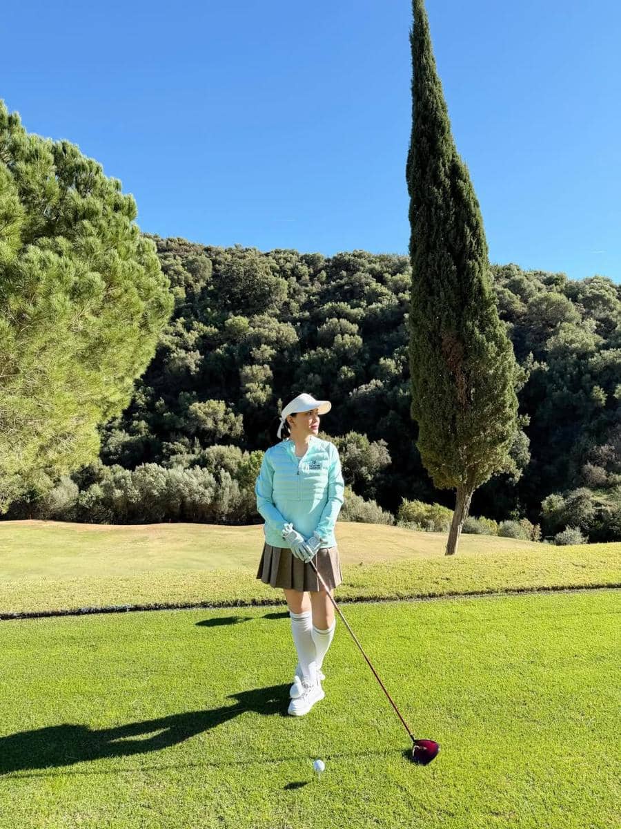 Shandy Aulia main golf di Kota Cádiz, Spanyol