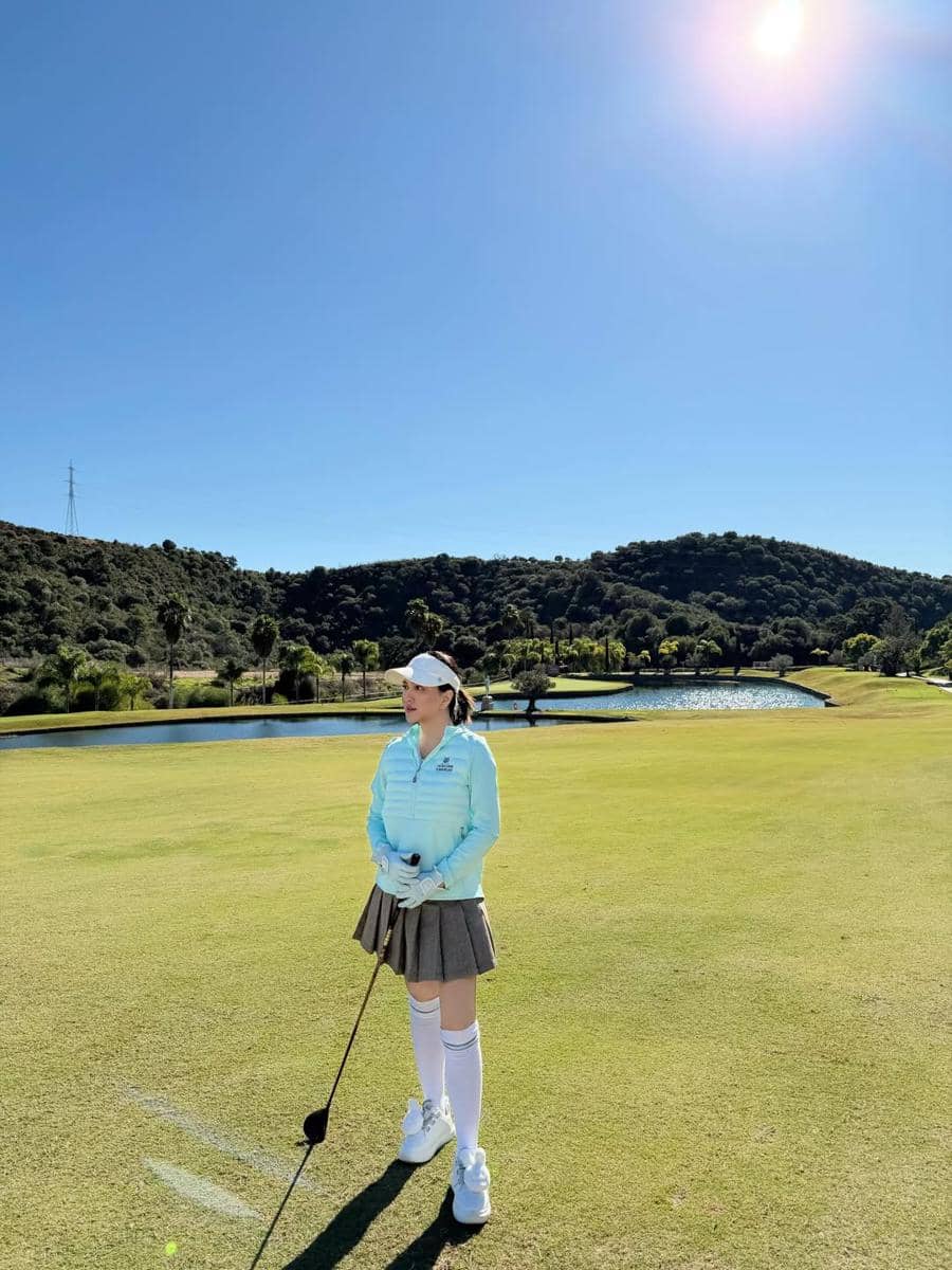 Shandy Aulia main golf di Kota Cádiz, Spanyol