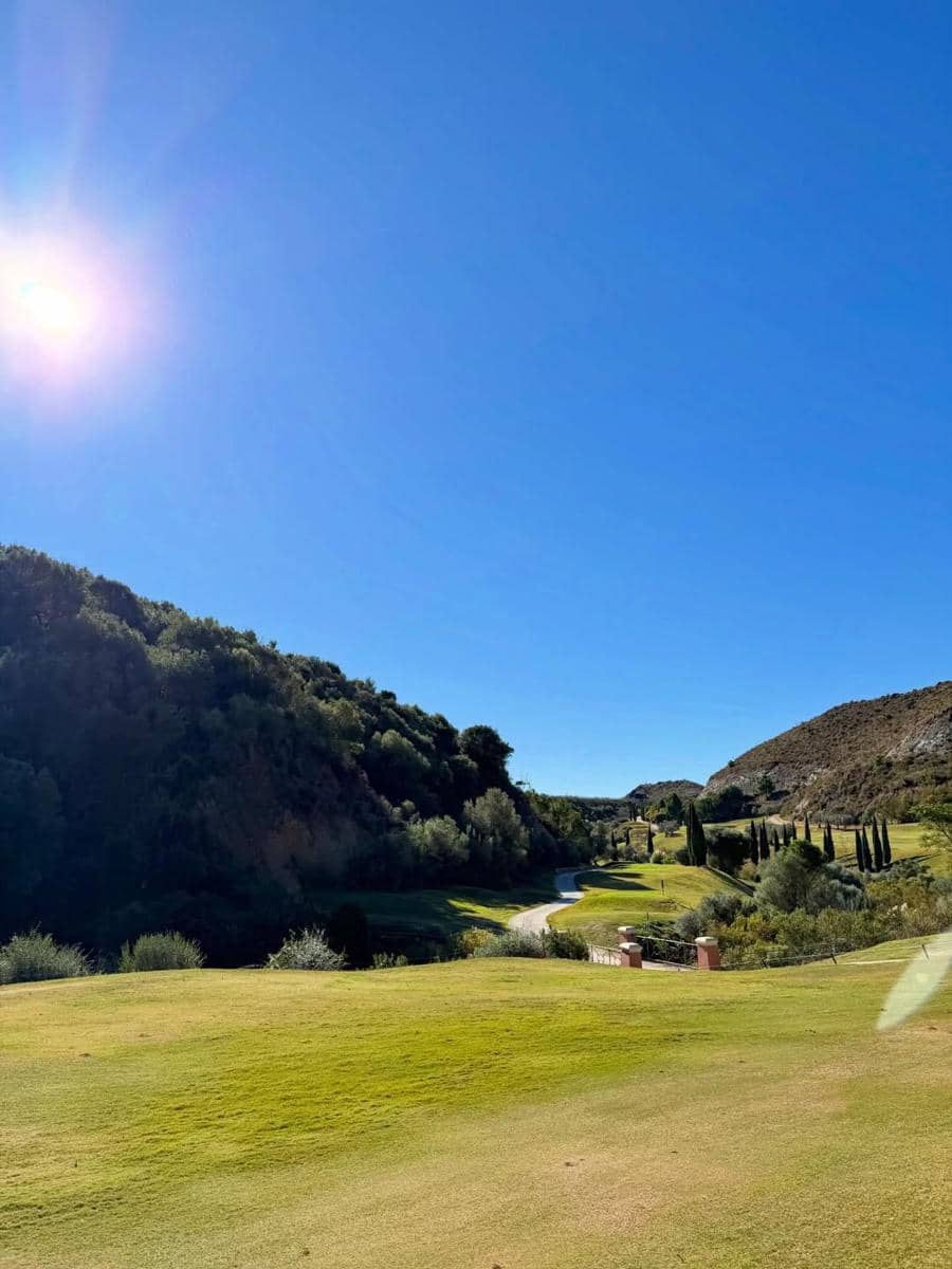 Shandy Aulia main golf di Kota Cádiz, Spanyol