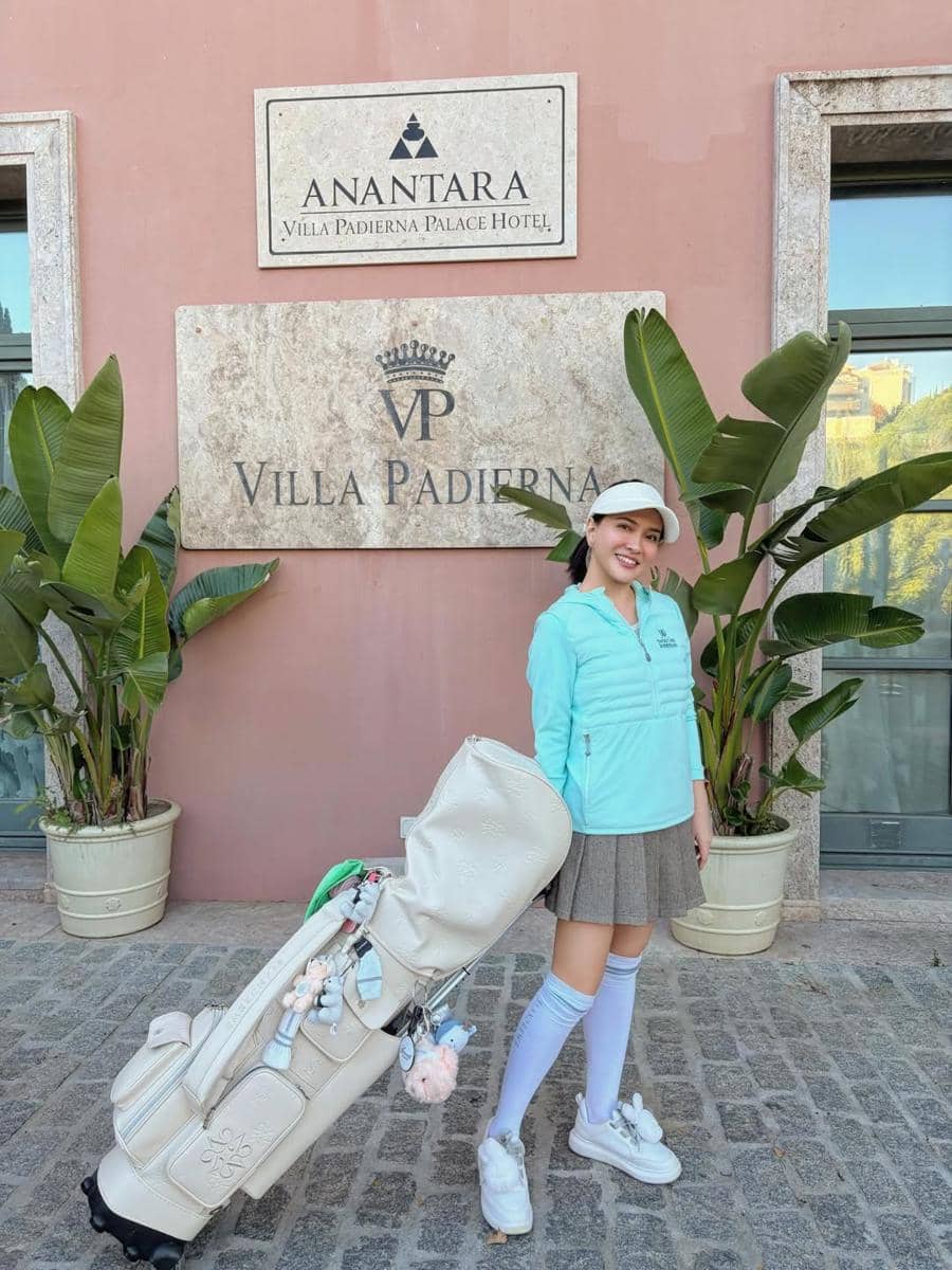 Shandy Aulia main golf di Kota Cádiz, Spanyol