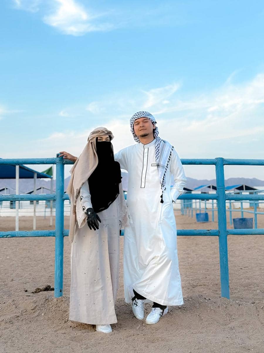 Anisa Rahma berkuda saat di Madinah.