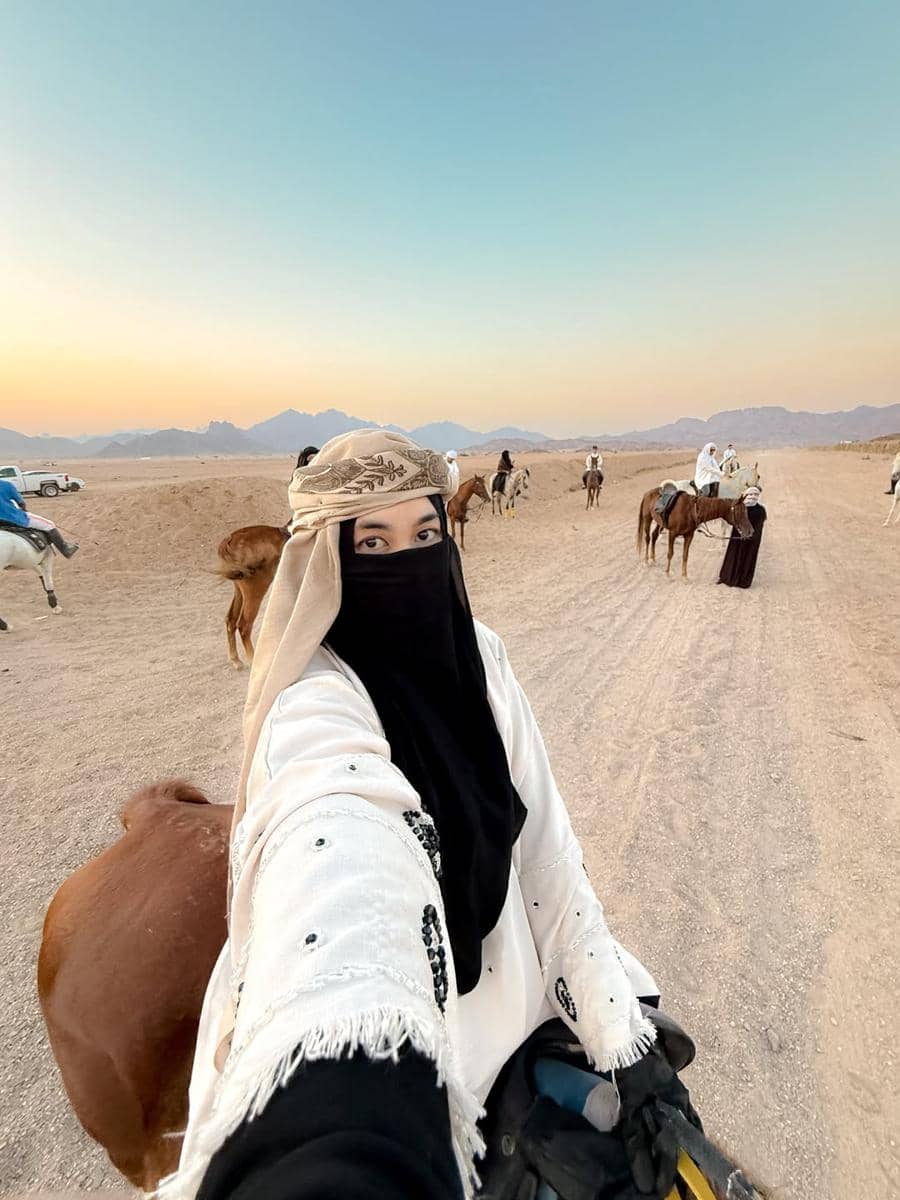 Anisa Rahma berkuda saat di Madinah.