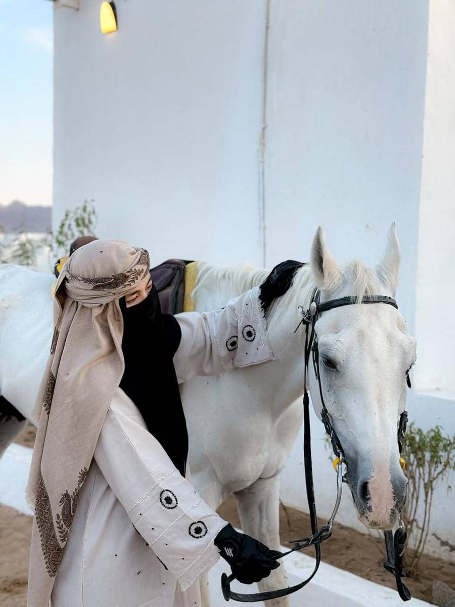 Anisa Rahma berkuda saat di Madinah.