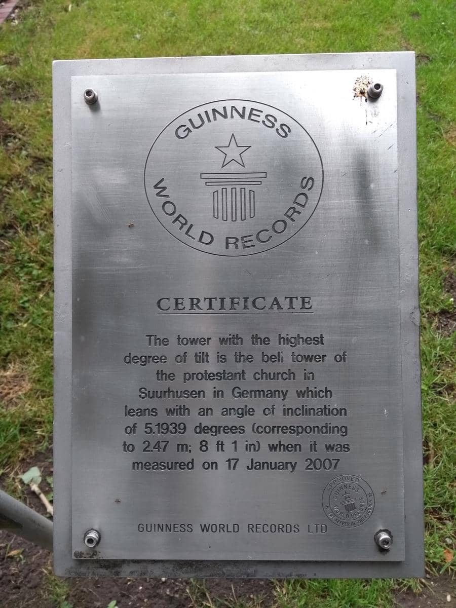 sertifikat Guinness World Records yang mencatat Menara Suurhusen sebagai menara paling miring di dunia