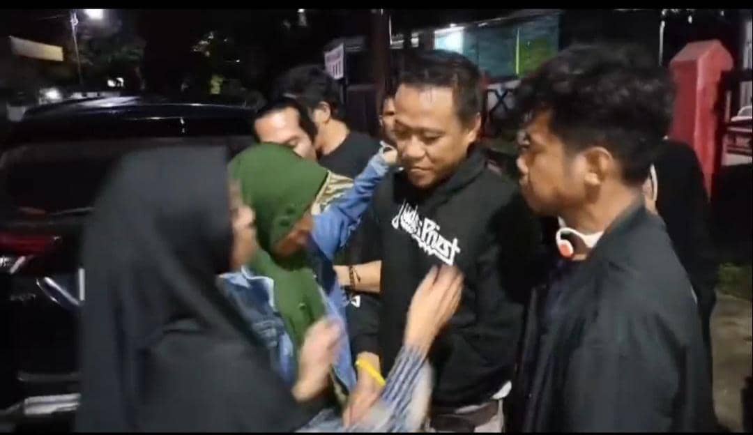 Suprianto Gassing, terduga pelaku perampokan Kantor Pos Cabang Takalar saat digelandang ke PolresTakalar (Dok. IDN Times/Polres Takalar)