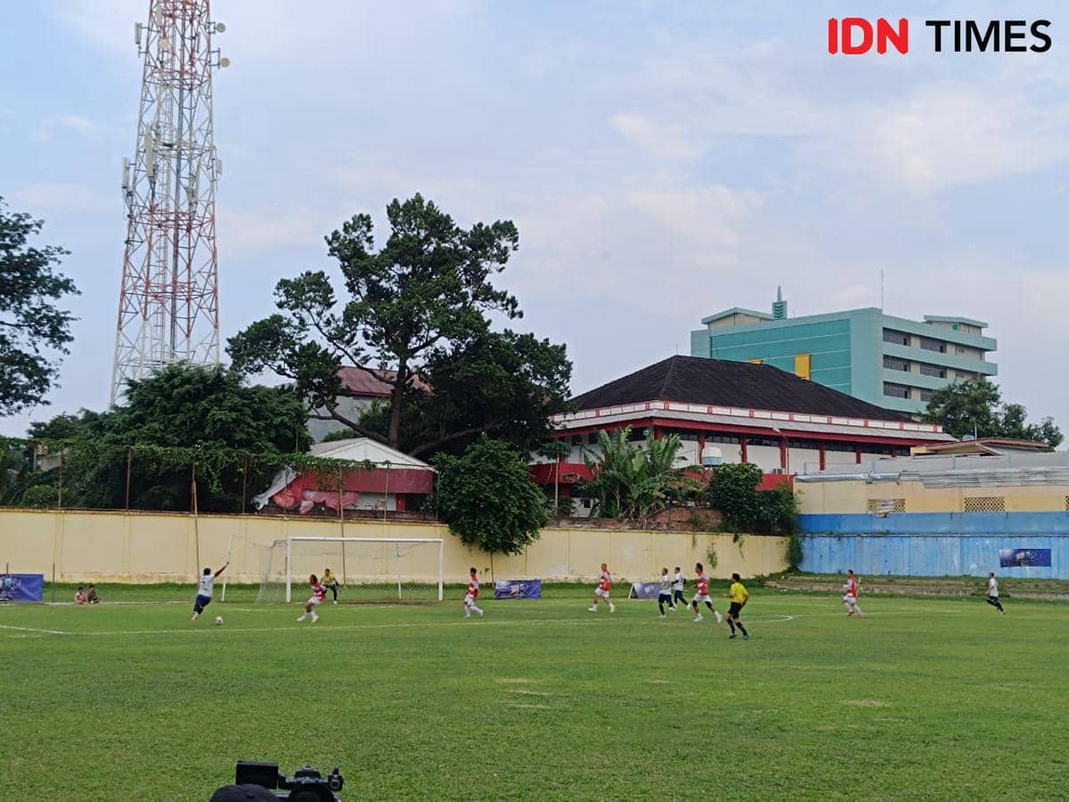 Keseruan SOS Soccer Tournament 2025, Minggu (30/11/2025). (IDN Times/Tino).