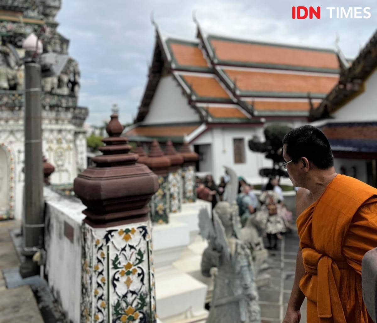 Potret seorang biksu di kompleks Wat Arun, Bangkok, Thailand 
