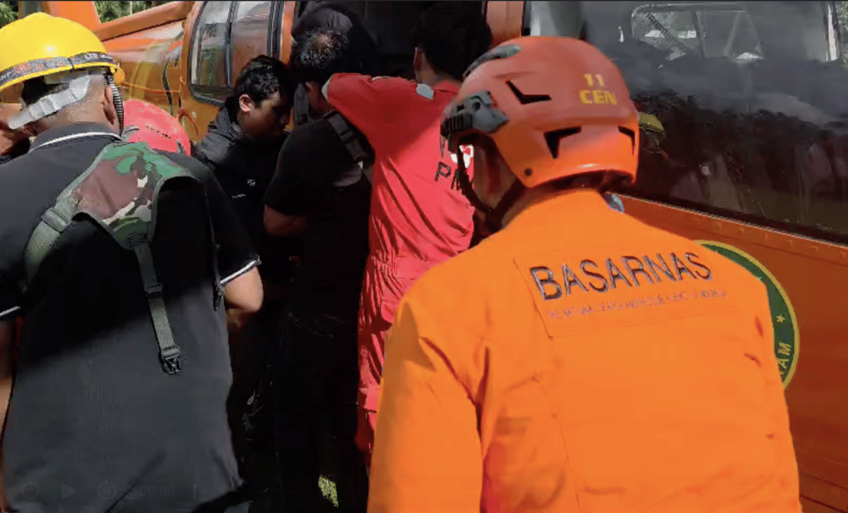 Korban banjir di Kabupaten Agam, Sumatra Barat dievakuasi menggunakan helikopter Basarnas karena akses darat terputus.