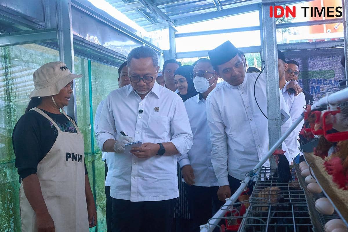 Lasmi (kiri) saat berbincang dengan Menteri Koordinator Bidang Pangan,  Zulkifli Hasan (kedua kiri) di Rumah Pangan Kampung Madani PNM. (IDN Times/Dhana Kencana)
