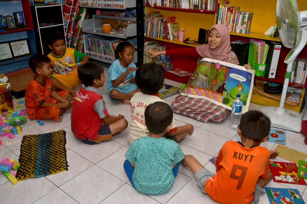 Anis membaca nyaring di TBM Rejosari RHI.JPG