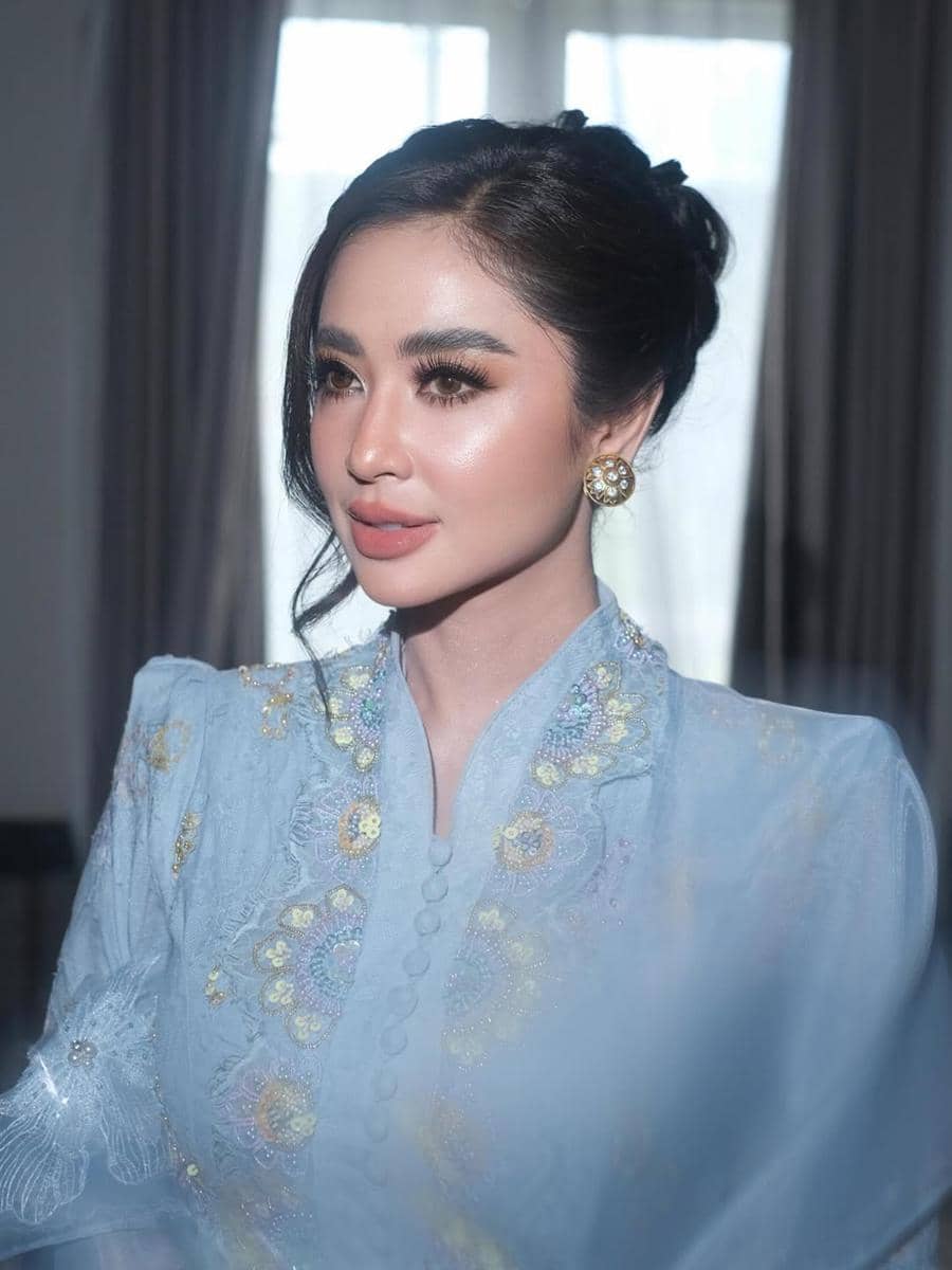 Dewi Perssik di wisuda anak. (instagram.com/dewiperssik9)
