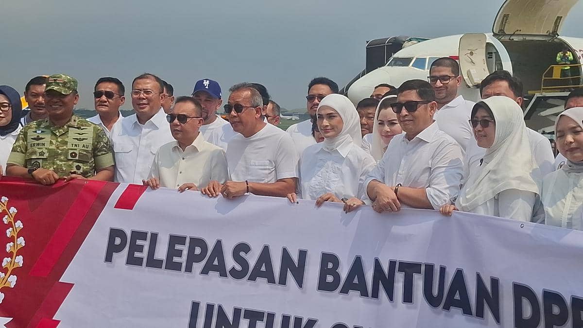 DPR kirim bantuan kemanusiaan bagi korban banjir Sumatra. (IDN Times/Amir Faisol)