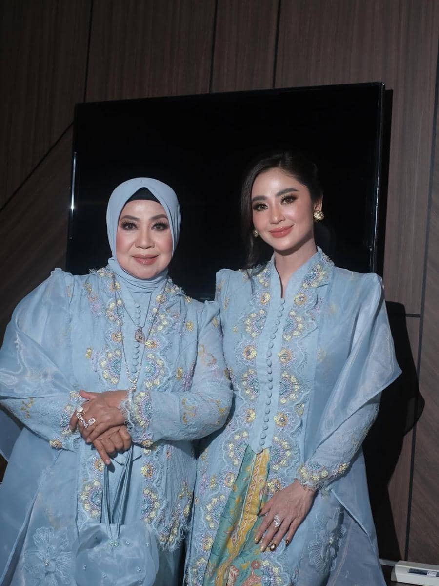 Dewi Perssik di wisuda anak. (instagram.com/dewiperssik9)