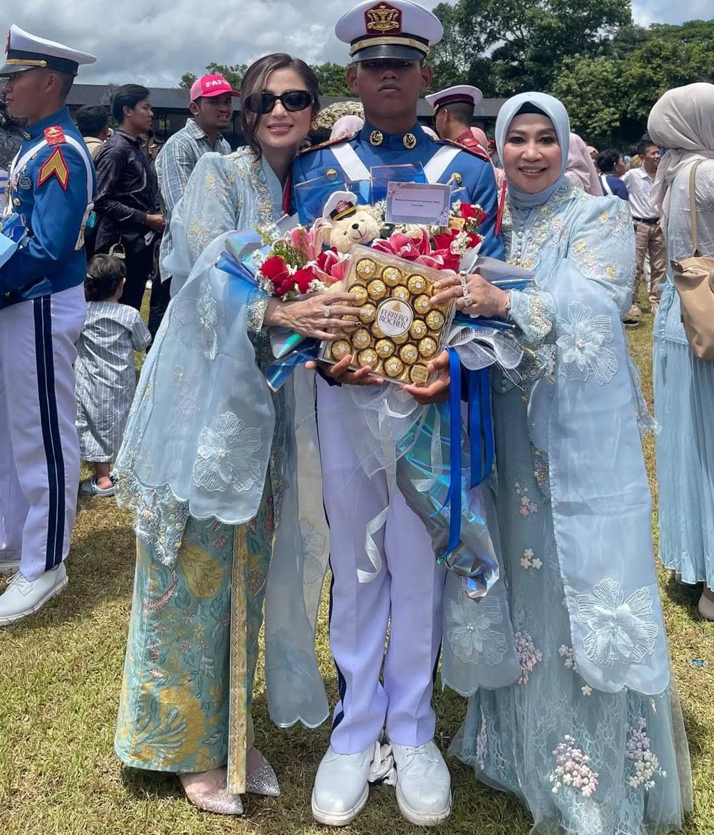 Dewi Perssik di wisuda anak. (instagram.com/dewiperssik9)