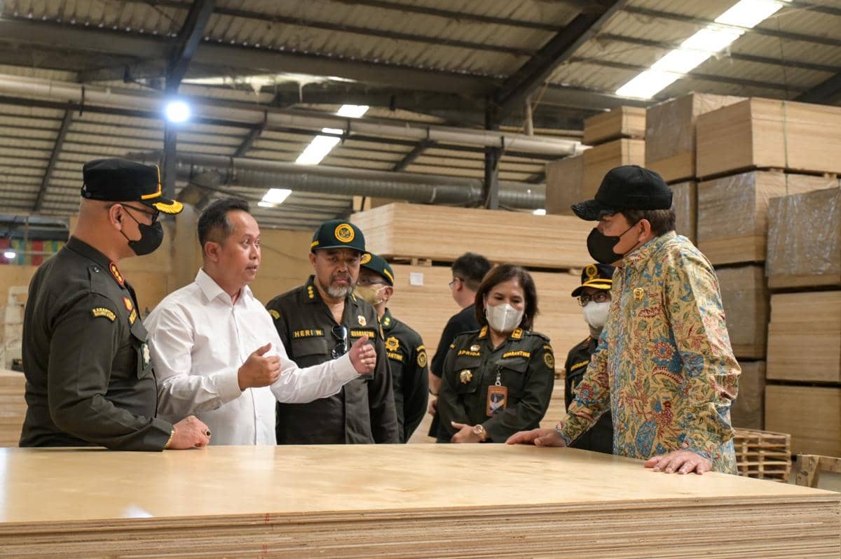 Kepala Barantin Sahat Panggabean cek langsung kondisi gudang PTHMI. (IDN Times/Dok Humas Barantin Jateng) 