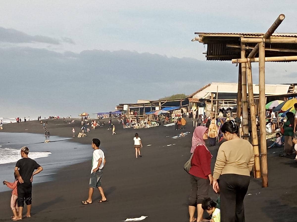 Lapak Pedagang di Bibir Pantai Depok Bantul Semrawut, Wisatawan Kecewa