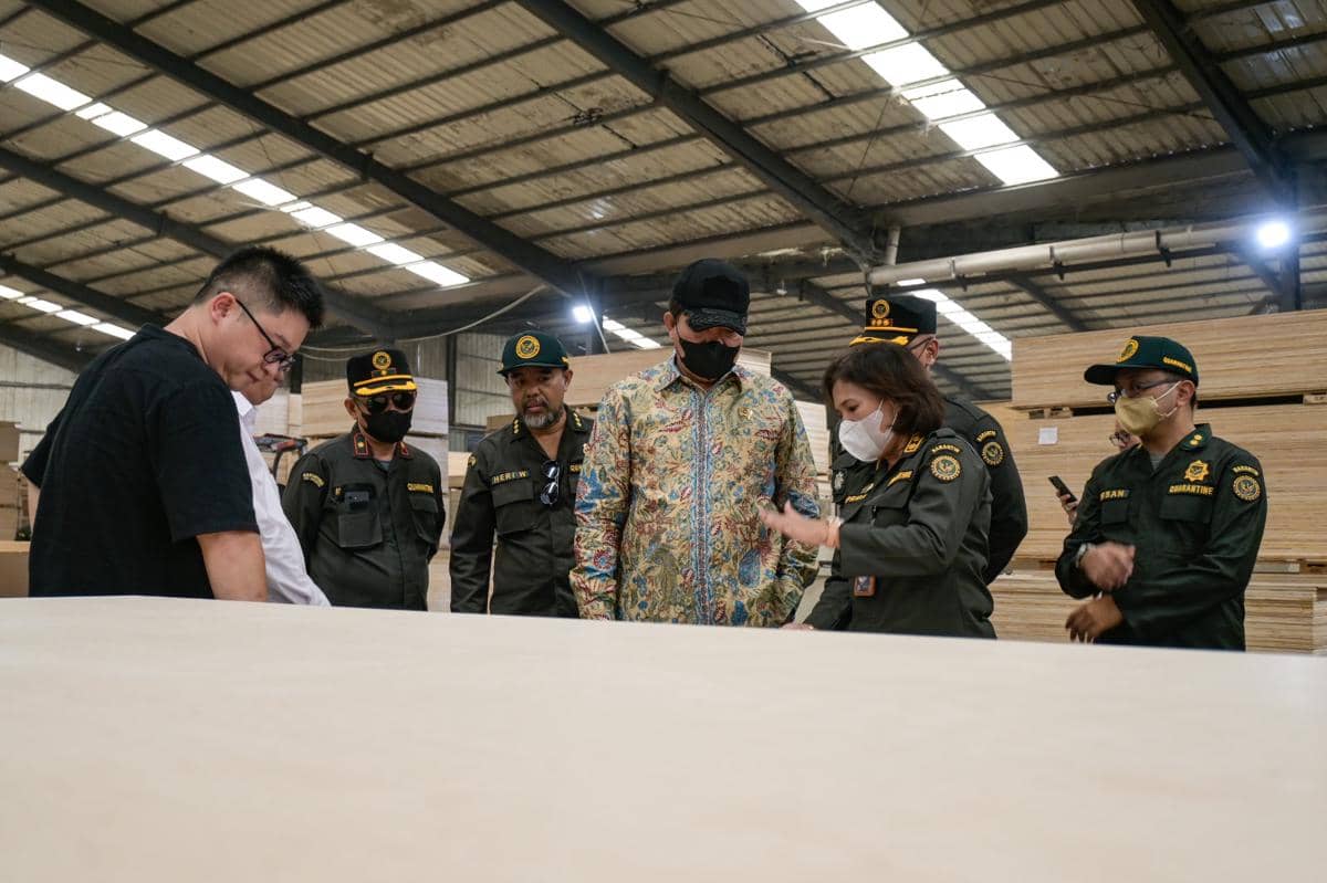 Tempat gudang PTHMI dicek teliti. (IDN Times/Dok Humas Barantin Jateng) 