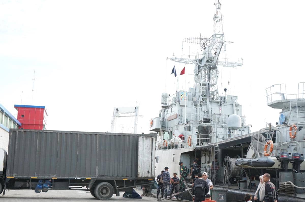 Banjir Sumatra, kapal perang