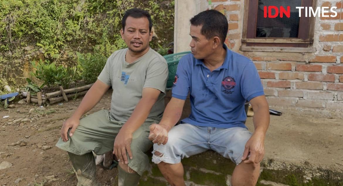 Musrizal (kanan), warga Nagari Salareh Aia, Kecamatan Palembayan, Kabupaten Agam, Sumbar yang selamat usai banjir di kawasan tersebut pada Kamis (27/11/2025).